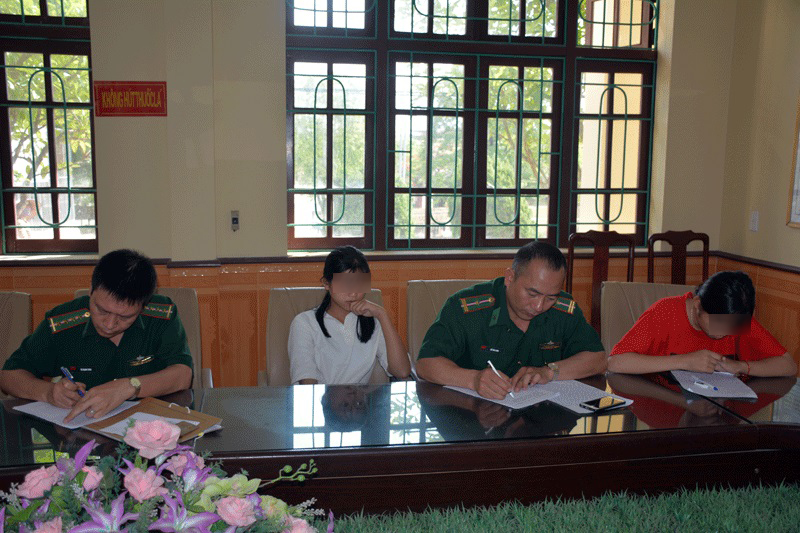 Đồn Biên phòng Cửa khẩu quốc tế Móng Cái (BĐBP Quảng Ninh) tiến hành bàn giao hai cháu L.Th.K.T. và M.M.T về gia đình.