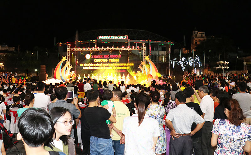 Hàng ngàn người dân tham gia, thưởng thức các hoạt động tổ chức tại buổi lễ