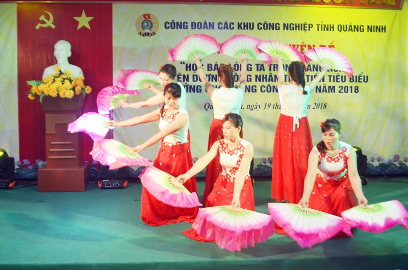 Tiết mục múa làng lúa làng hoa do CNLĐ Công ty TNHH MTV Nến Nghệ thuật AIDI Việt Nam. 