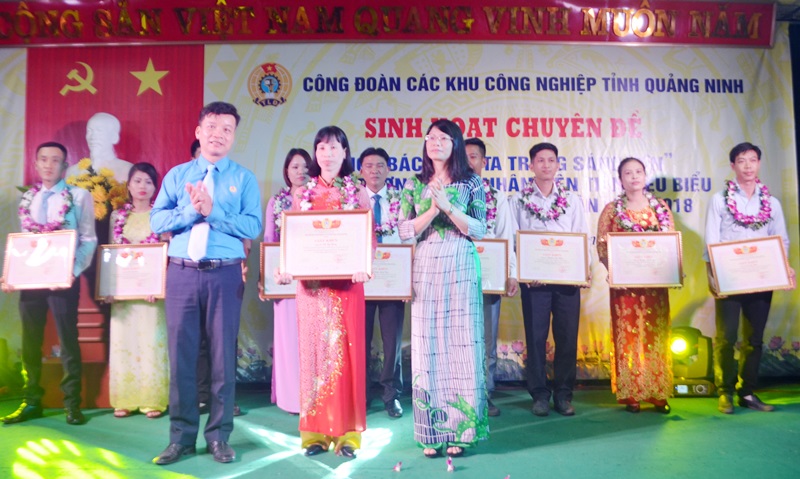 Các đồng chí: Đỗ Thị Ninh Hường, Phó Chủ tịch Thường trực LĐLĐ tỉnh và Đặng Văn Chính, Chủ tịch Công đoàn các KCN tỉnh Khen thưởng 15 công nhân tiên tiến tiêu biểu năm 2017.