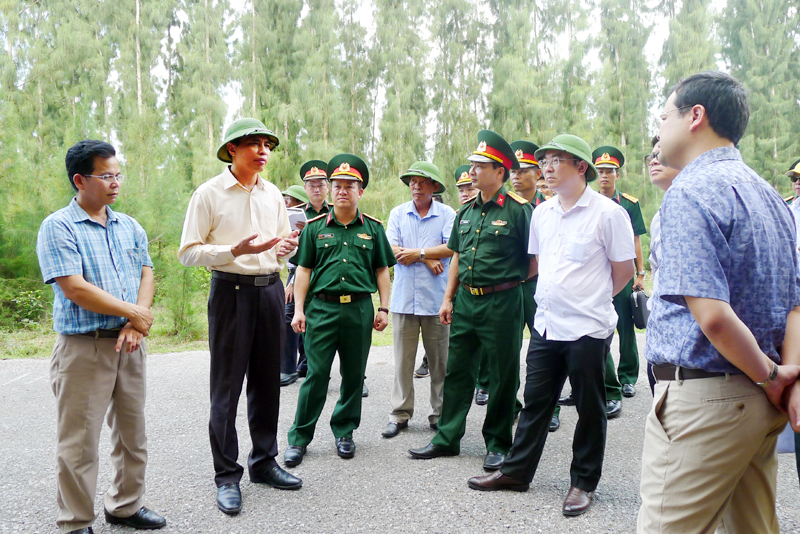 Đồng chí Vũ Văn Diện, Phó Chủ tịch UBND tỉnh kiểm tra thực địa và giải quyết kiến nghị của các hộ dân có đất rừng sản xuất chồng lấn với đất quốc phòng tại xã Ngọc Vừng.