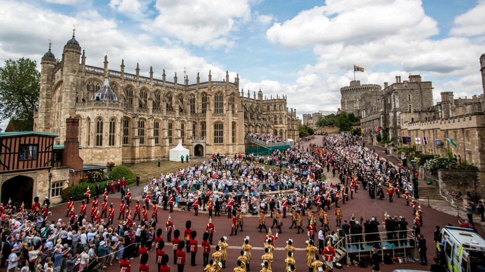 Từ sáng sớm, rất nhiều người dân đã tập trung ở khu vực lâu đài Windsor, cách thủ đô London khoảng 45 km, nơi diễn ra đám cưới giữa Hoàng tử Anh và hôn thê Meghan Markle.