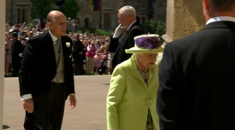 Nữ hoàng Elizabeth và Hoàng tử Philip tiến vào lễ đường.