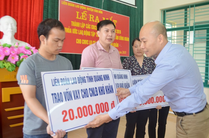 Nhân dịp Tháng công nhân năm 2018, đồng chí Phạm Huy Thường, Giám đốc Quỹ trợ vốn CNLĐ nghèo (LĐLĐ tỉnh) trao 20 triệu đồng vốn vay cho CNLĐ nghèo huyện Vân Đồn.