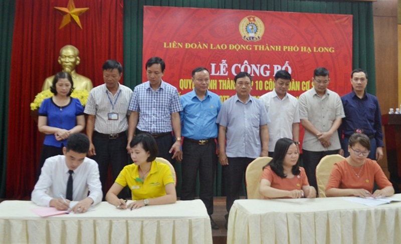 Lãnh đạo LĐLĐ tỉnh, TP Hạ Long chứng kiến lễ ký kết TƯLĐTT giữa chủ doanh nghiệp và CĐCS đại diện cho người lao động trên địa bàn TP Hạ Long trong Tháng công nhân.