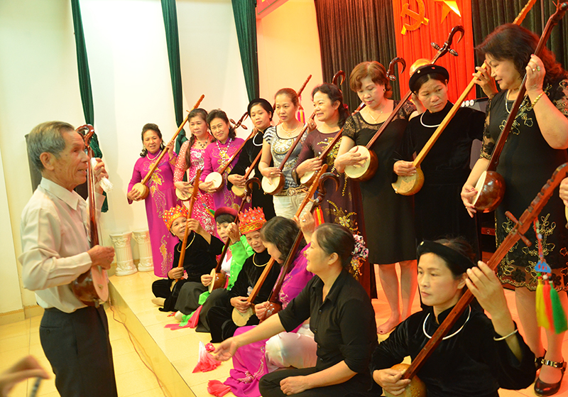 Một lớp tập huấn hát then, đàn tính tại TP Hạ Long.
