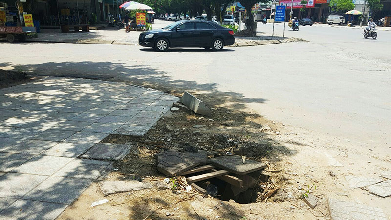Nhưng đoạn vỉa hè đầu Công an phường Ka Long có đoạn công sập nắp nhiều tháng nay nhưng không được sửa chữa, chỉ đậy sơ sài biến thành 