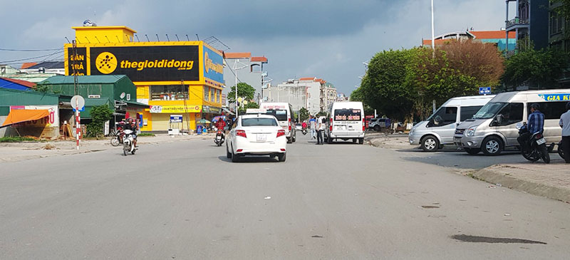 Tình trạng xe khách tranh khách, dừng đón trả khách lấn chiếm lòng đường đoạn từ bến xe khách Móng Cái đến khu vực trước cửa công an phường Ka Long diễn ra hàng ngày.