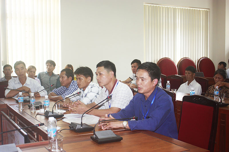 Các hộ dân thuộc diện GPMB dự án Hồ Đồng Dọng (Vân Đồn) trình bày nội dung kiến nghị tại buổi tiếp công dân định kỳ ngày 15/5/2018.