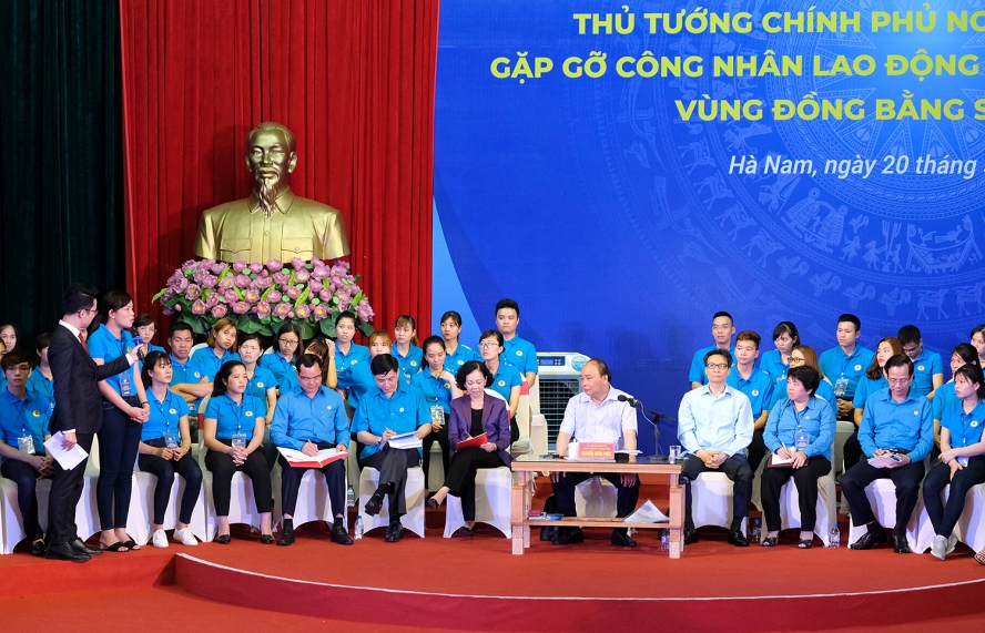 Thủ tướng lắng nghe ý kiến phản ánh của công nhân. Ảnh VGP/Quang Hiếu