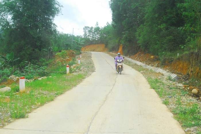 Tuyến đường bê tông Co Nhan - Khe Bốc dài trên 4,7km được hoàn thành năm 2017.
