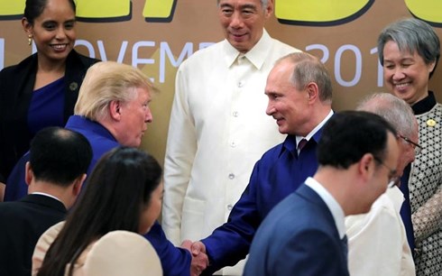 Cái bắt tay của Tổng thống Nga Putin và Tổng thống Mỹ Donald Trump tại Tuần lễ cấp cao APEC diễn ra tại Đà Nẵng, Việt Nam, năm 2017. Ảnh: Reuters