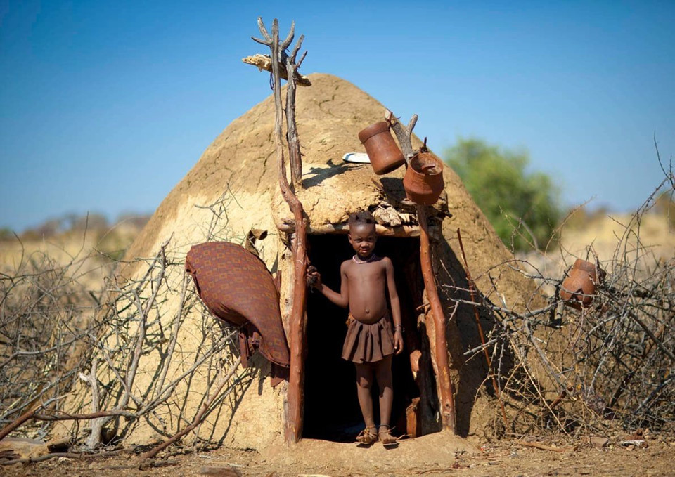 Du khách đến đây sẽ được du ngoạn đến thuộc địa của loài linh cẩu và hải cẩu - vịnh Mowe, sông Hoarusib; thưởng thức cocktail buổi tối trên những cồn cát và đến ngôi nhà của những người du mục Himba.