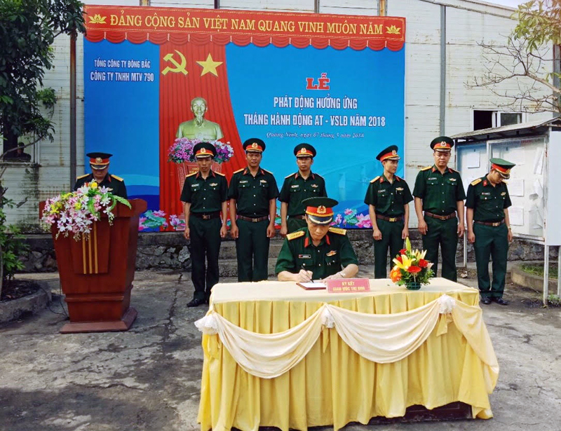 Chỉ huy các đơn vị trực thuộc Công ty ký kết giao ước thi đua trong tháng hành động an toàn – vệ sinh lao động năm 2018. Ảnh: Quang Minh