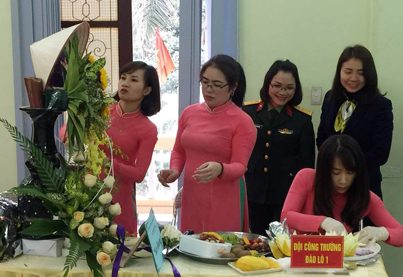 Hội Phụ nữ Công ty 790 tổ chức hoạt động thi cắm hoa cho các cán bộ, hội viên trong đơn vị. 