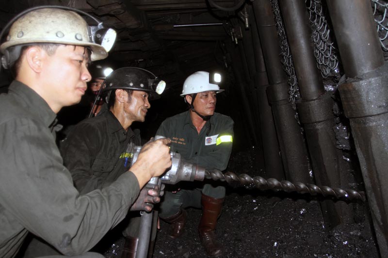 Lãnh đạo Công ty TNHH MTV 790 kiểm tra công tác khoan, nổ mìn tại Phân xưởng khai thác hầm lò. Ảnh: Ngọc Dung (Công ty TNHH MTV 790)