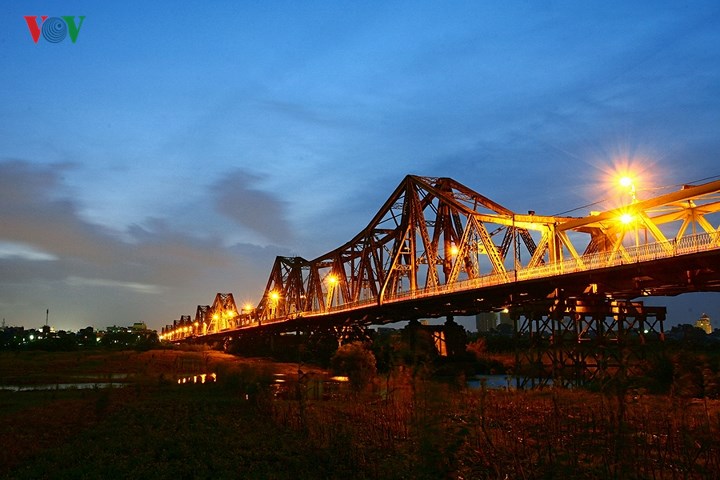   Cầu Long Biên (Hà Nội) là cây cầu đầu tiên bắc qua sông Hồng. Cầu được xây dựng từ năm 1899 – 1902, do hãng Daydé & Pillé (Pháp) thiết kế và thi công. Cầu Long Biên được coi là biểu tượng văn hoá của thủ đô với những thăng trầm lịch sử. Cầu không có hệ thống chiếu sáng trang trí nhưng với hệ thống chiếu sáng của giao thông, cầu Long Biên trong đêm vẫn mang một vẻ đẹp cũ kỹ, u hoài.