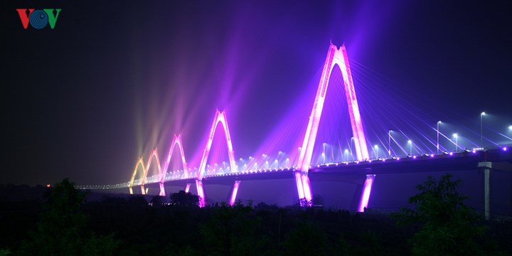   Cầu Nhật Tân – cây cầu mới nhất bắc qua sông Hồng trên địa phận Hà Nội, bên làng hoa đào Nhật Tân. Cầu Nhật Tân là cây cầu dây văng có 5 trụ tượng trưng cho 5 cửa ô Hà Nội, cũng là 5 cánh hoa đào, hoàn thành xây dựng năm 2015. Tháng 5/2017, hệ thống chiếu sáng nghệ thuật cầu Nhật Tân chính thức hoạt động với 1.100 đèn led và 16 triệu gam màu; cây cầu trở thành điểm đến hấp dẫn với du khách và người dân thủ đô. 