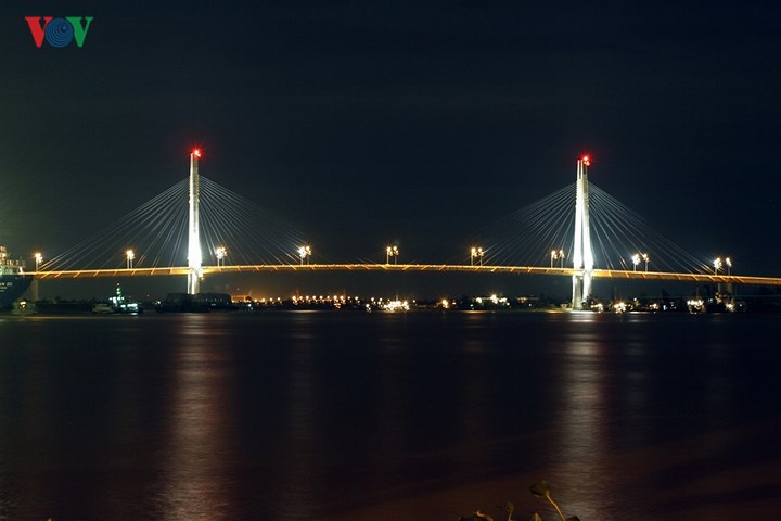   Cầu Bính (Hải Phòng) là cây cầu bắc qua sông Cấm nối liền trung tâm thành phố với huyện Thủy Nguyên và đi ra Quảng Ninh. Cầu Bính có kết cấu dây văng với 2 trụ; được khởi công năm 2002 và hoàn thành năm 2005.