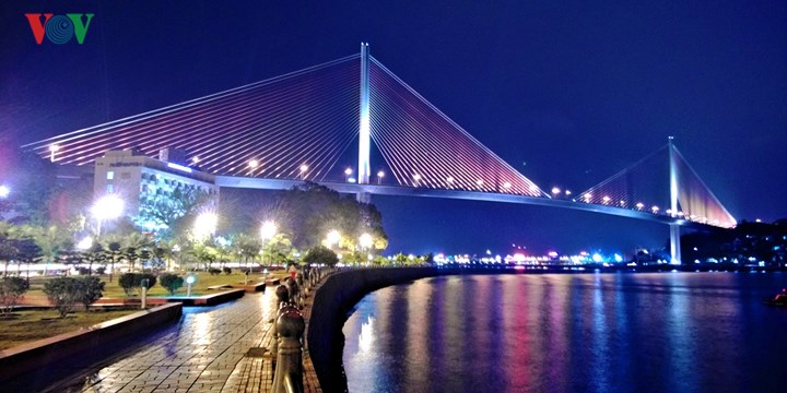   Cầu Bãi Cháy (Quảng Ninh) là cây cầu nằm trên trục quốc lộ 18, nối liền hai phần của thành phố Hạ Long là Bãi Cháy và Hòn Gai, bắc qua vịnh Cửa Lục đổ ra vịnh Hạ Long. Cầu được hoàn thành và thông xe tháng 12/2006. Cầu Bãi Cháy là cây cầu dây văng 2 trụ dây, với khoảng tĩnh không là 50m, cao nhất trong các cây cầu ở Việt Nam.