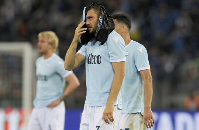 Lazio chỉ còn biết tự trách mình vì không bảo vệ được thành quả. (Nguồn: Getty Images)