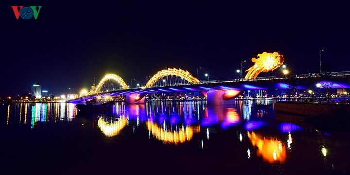   Cầu Rồng, bắc qua sông Hàn ở thành phố Đà Nẵng, là một kiến trúc khá đặc biệt mô phỏng một con rồng đang hướng ra phía biển. Công trình được khởi công vào tháng 7/2009 và khánh thành vào tháng 3/2013. Cây cầu được coi là biểu tượng mới của thành phố Đà Nẵng. Trong đêm, hệ thống chiếu sáng trang trí làm nổi bật hình rồng.