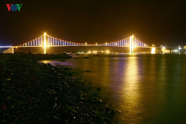   Cầu Thuận Phước, bắc qua cửa sông Hàn ở thành phố Đà Nẵng, nối trung tâm thành phố - quận Hải Châu với bán đảo Sơn Trà. Công trình được khởi công vào tháng 1/2003 và hoàn thành vào tháng 7/2009. Đây là cây cầu lớn có kết cấu dây võng đầu tiên ở Việt Nam. Cầu dài 1856m và hiện tại cũng là cầu treo dây võng dài nhất Việt Nam. Cây cầu được lắp đặt hệ thống chiếu sáng trang trí bám theo hệ kết cấu làm nổi bật hình dáng cầu trong đêm