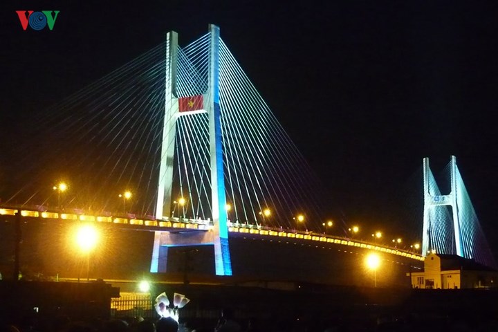  Cầu Phú Mỹ, là cây cầu dây văng lớn nhất Thành phố Hồ Chí Minh bắc qua sông Sài Gòn nối Quận 2 và Quận 7, thuộc đường vành đai ngoài của Thành phố Hồ Chí Minh. Công trình khởi công tháng 9/2005 và khánh thành vào tháng 9/2009. Cầu có kết cấu dây văng với 2 trụ, có độ tĩnh không khá lớn (45m). Cây cầu được coi là một trong những công trình biểu tượng của thành phố trong thời kỳ phát triển. 