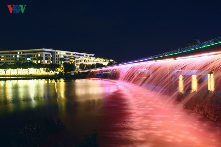   Thác nước chảy ở cầu Ánh Sao trong ánh đèn màu.