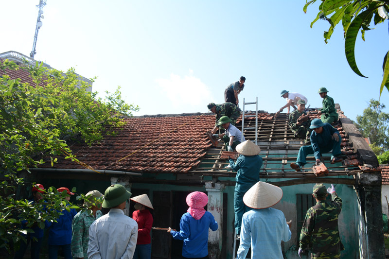 Cấp ủy, chính quyền phường phối hợp với Đồn BP Trà Cổ hỗ trợ ngày công tháo dỡ ngôi nhà cũ của ông Giàu.