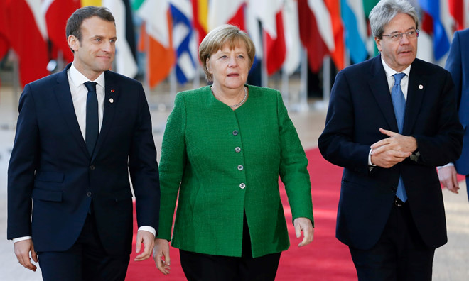 Thủ tướng Đức Angela Merkel, Tổng thống Pháp Emmanuel Macron (trái) và Thủ tướng Italy Paolo Gentiloni (phải) tại Brussels hôm 23/2. Ảnh: Xinhua.