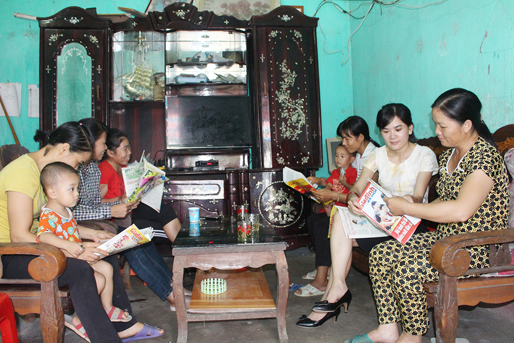 Chị Hoàng Thị Vàng, cán bộ dân số xã Hoành Mô, huyện Bình Liêu tuyên truyền về chính sách dân số cho người dân ở xã