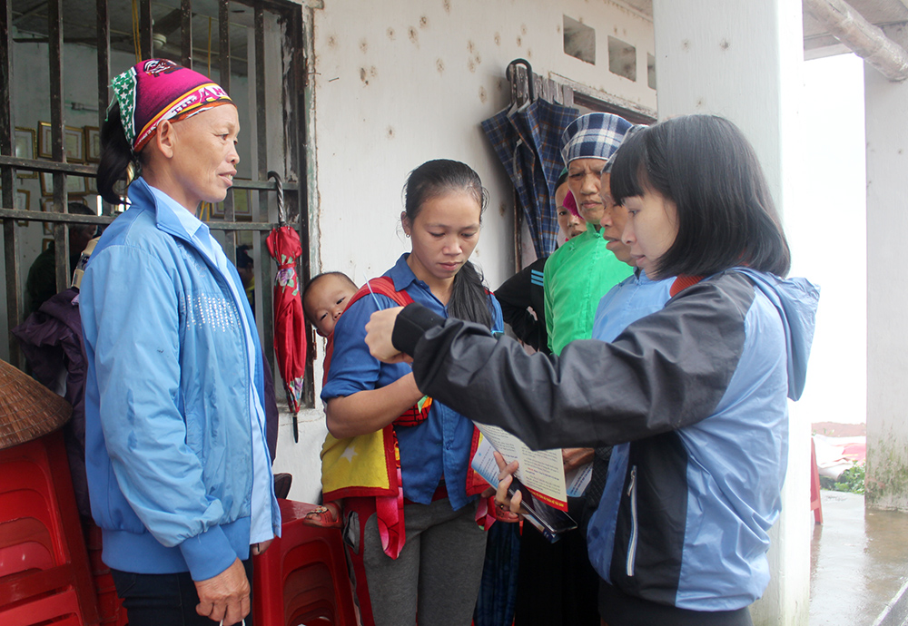 Chị Nông Thị Hạnh, cán bộ dân số xã Húc Động, huyện Bình Liêu tuyên truyền dân số cho bà con ở xã