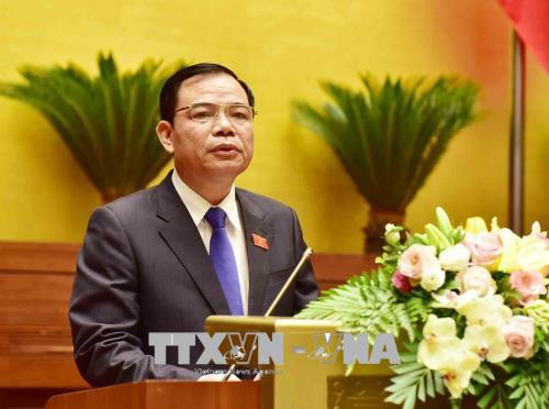 Bộ trưởng Bộ Nông nghiệp và Phát triển nông thôn Nguyễn Xuân Cường trình bày Tờ trình dự án Luật Trồng trọt. Ảnh: Phương Hoa/TTXVN