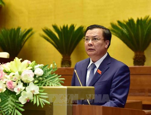 Bộ trưởng Bộ Tài chính Đinh Tiến Dũng trình bày Báo cáo quyết toán ngân sách nhà nước năm 2016. Ảnh: Phương Hoa/TTXVN