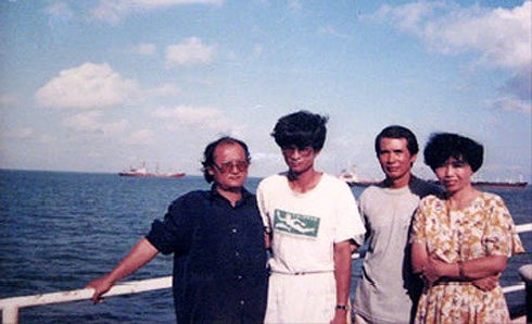 Nhạc sĩ Thế Song (thứ 2 bên phải) trên tàu ra Trường Sa. (Ảnh: Nhạc sĩ Dân Huyền cung cấp)