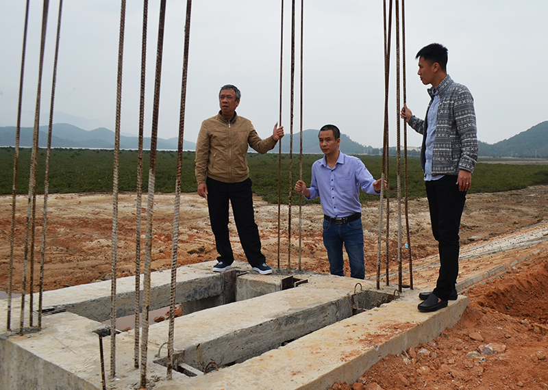 Cán bộ Ban Quản lý dự án công trình (Sở NN&PTNT) kiemr tra việc xây dựng cống qua đê tại khu vực Hà Nam (TX Quảng Yên)