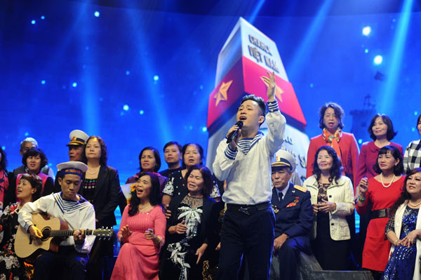 Tùng Dương từng thể hiện Nơi đảo xa trong chương trình Giai điệu tự hào.