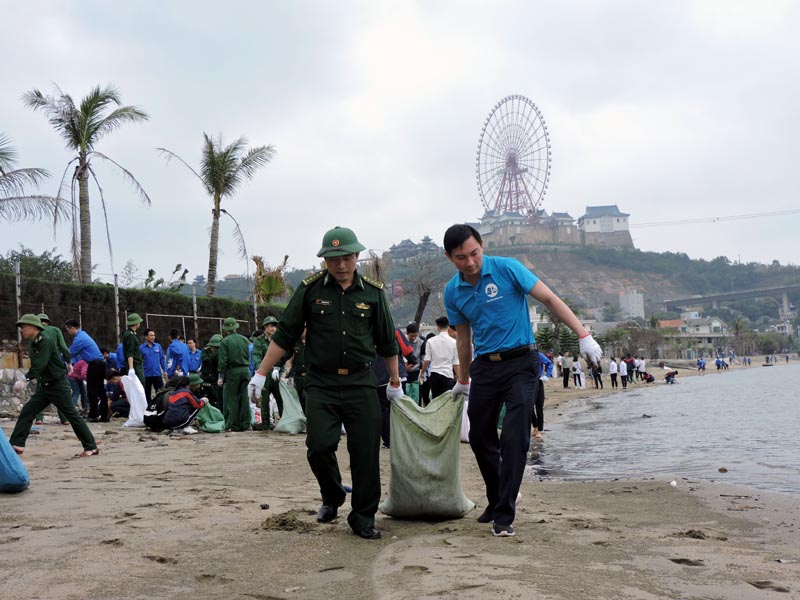 ĐVTN Đồn Biên phòng cửa khẩu cảng Hòn Gai phối hợp tổ chức thu gom rác thải sinh hoạt tại khu vực bãi biển phường Cao Xanh đầu năm 2018 (TP Hạ Long). Ảnh: Quang Minh 