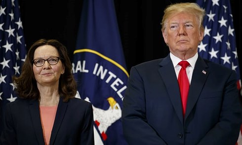 Tổng thống Mỹ Donald Trump đứng bên bà Gina Haspel trong lễ tuyên thệ nhậm chức Giám đốc CIA. Ảnh: AP