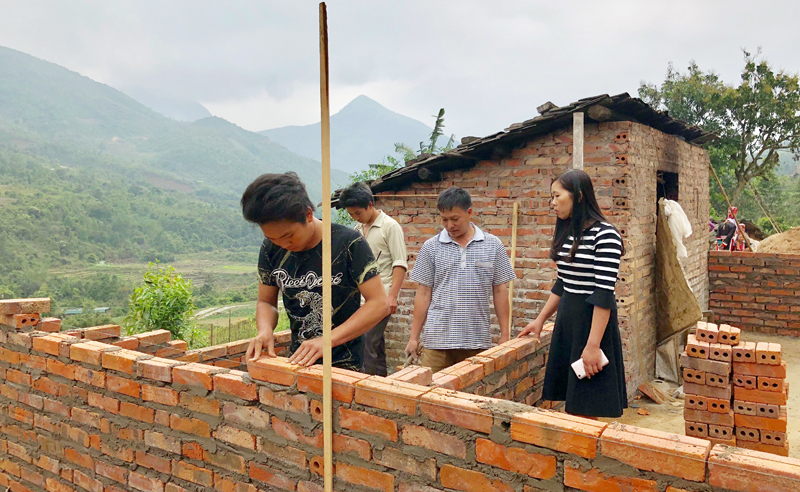 Người dân thôn Khe Tiền (xã Đồng Văn, huyện Bình Liêu) xây nhà tiêu đảm bảo vệ sinh.