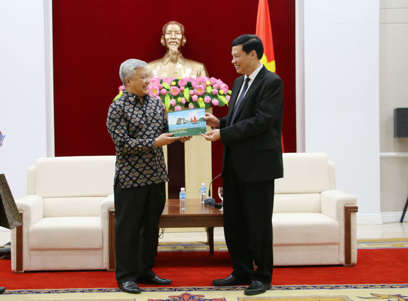 Chủ tịch UBND tỉnh Nguyễn Đức Long tặng quà lưu niệm cho Ngài Ibnu Hadi, Đại sứ đặc mệnh toàn quyền Cộng hòa Indonesia tại Việt Nam 