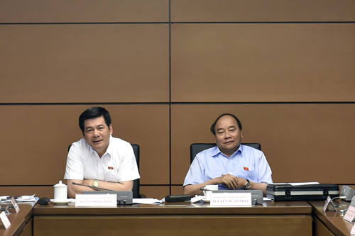 Thủ tướng Nguyễn Xuân Phúc dự thảo luận tổ với các đại biểu Quốc hội. Ảnh: VGP/Nhật Bắc
