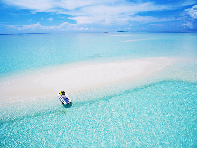 Đảo Baros, Maldives: Đảo Baros là một phần của đảo san hô North Malé Atoll và là nơi khách sạn sang trọng Baros Maldives tọa lạc. Những bãi biển yên bình, tuyệt đẹp bao quanh khách sạn là nơi lý tưởng để thư giãn và tắm nắng.