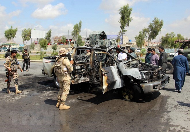 Lực lượng an ninh Afghanistan điều tra tại hiện trường một vụ đánh bom tại Kandahar. (Nguồn: THX/TTXVN)