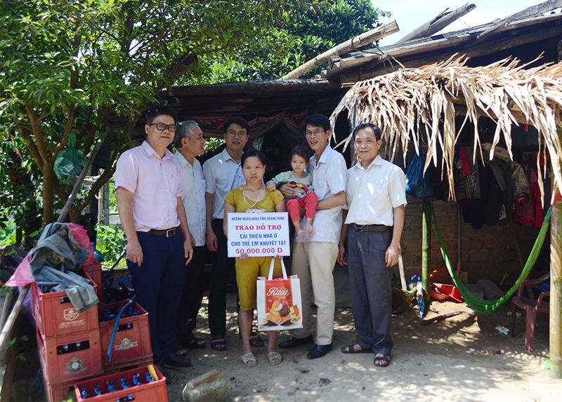 Lãnh đạo Ngân hàng Nhà nước chi nhánh Quảng Ninh trao kinh phí hỗ trợ xây dựng nhà ở cho gia đình chị Chíu Thị Nuôi, thôn Tàu Tiên