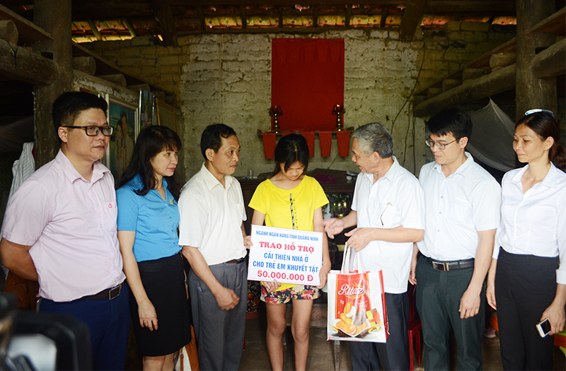 Lãnh đạo Ngân hàng Nhà nước chi nhánh Quảng Ninh trao kinh phí hỗ trợ xây dựng nhà ở cho  anh Lìm Mã Lộc, thôn Làng Mô