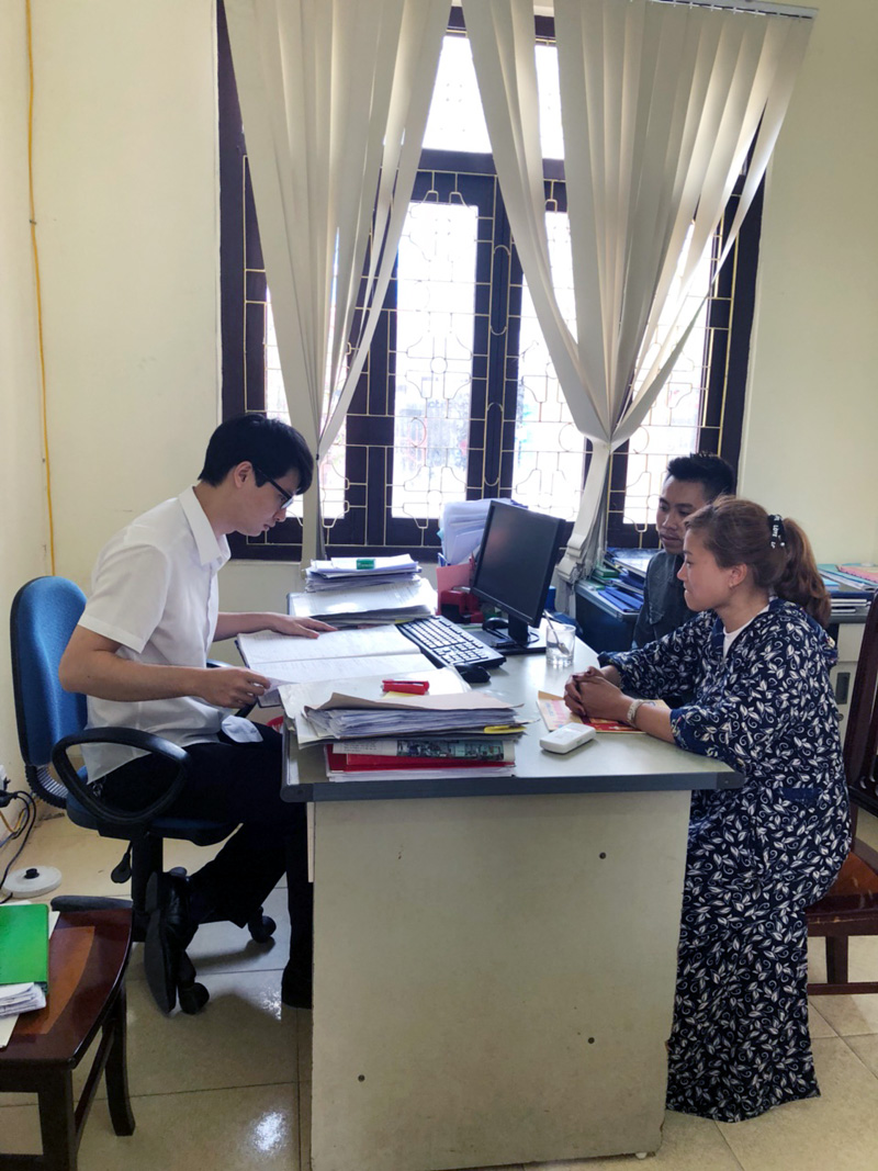 Cán bộ TAND TP Uông Bí tiếp nhận hồ sơ, tiến hành thủ tục hòa giải, đối thoại giữa các đương sự