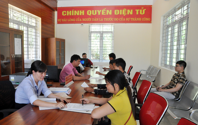 Trên 90% đội ngũ CBCC ở xã Nam Sơn đều có trình độ Đại học trở lên (Ảnh chụp tại Bộ phận tiếp nhận va trả kết quả hiện đại xã Nam Sơn). 