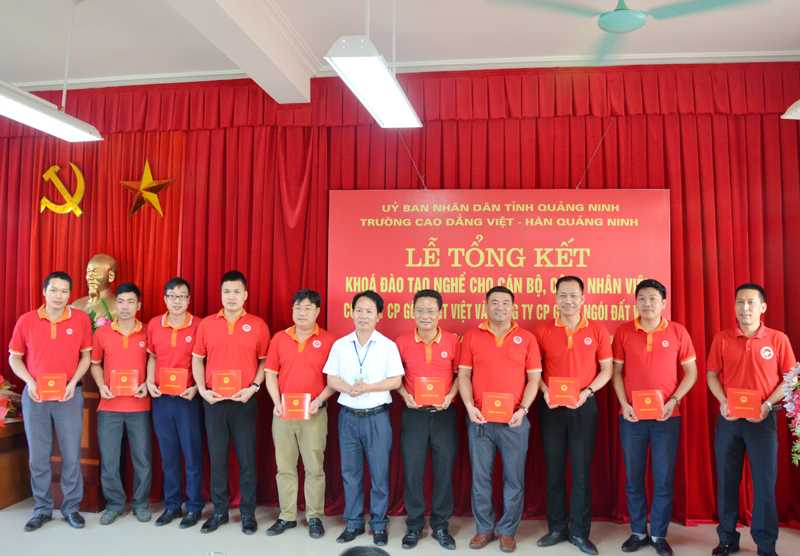 Cán bộ quản lý Công ty Gốm Đất Việt nhận chứng chỉ sơ cấp do Trường Cao đẳng Việt - Hàn Quảng Ninh đào tạo, cấp chứng chỉ